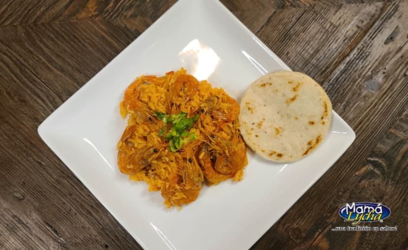 Rice with shrimp or prawns, mixed with vegetables and an arepa to accompany.